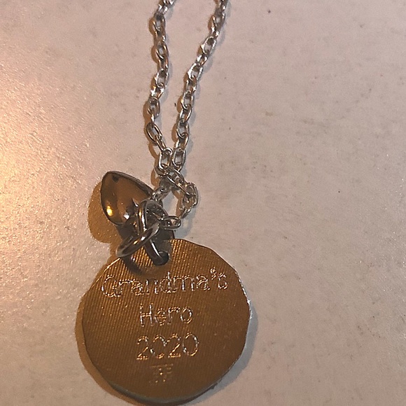 Silver engraved necklace. says”Grandmas Hero 2020” - Picture 3 of 4